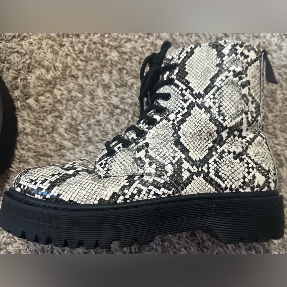 Cupid Snake Print Combat Boots Chunky Lace-Up Side Zipper Ankle Boots - Picture 4 of 8